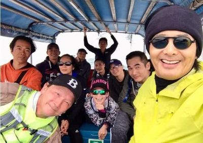 周潤發帶隊爬山組團吃大排檔，方中信坐邊上發哥剔牙很接地氣！
